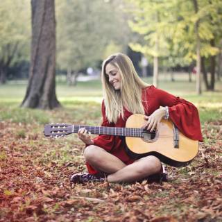 Girl playing guitar wallpaper