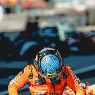 Oscar Piastri phone wallpaper