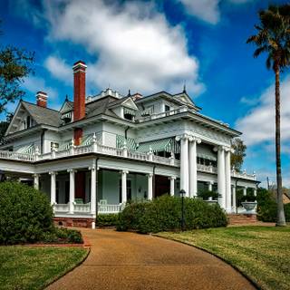 White mansion wallpaper