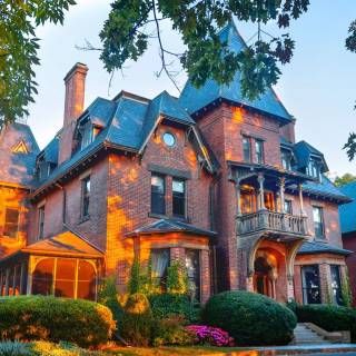 White mansion wallpaper