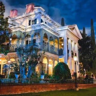 White mansion wallpaper