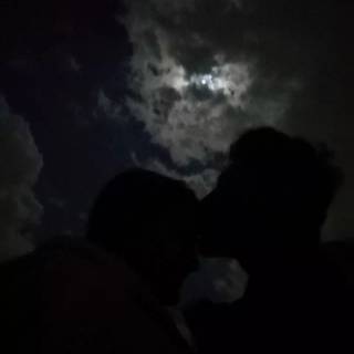 Aesthetic kiss wallpaper