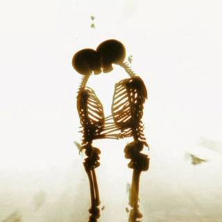 Aesthetic kiss wallpaper