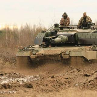 Italeri Leopard 2A4 wallpaper