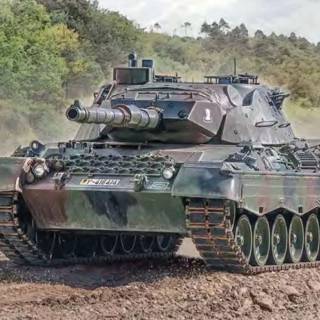 Italeri Leopard 2A4 wallpaper