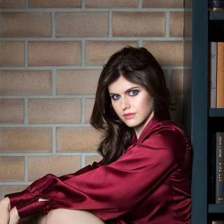 Alexandra Daddario iPhone wallpaper