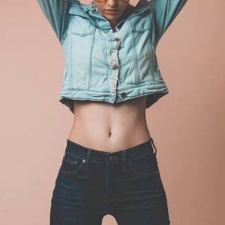 Alexandra Daddario iPhone wallpaper