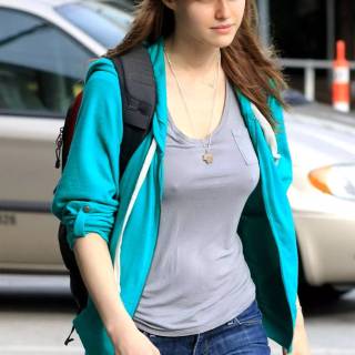 Alexandra Daddario iPhone wallpaper