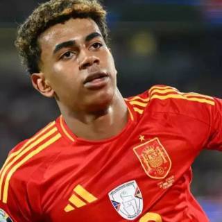 Lamine Yamal computer wallpaper