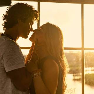 John B and Sarah kiss wallpaper