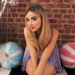 Sabrina Carpenter laptop wallpaper