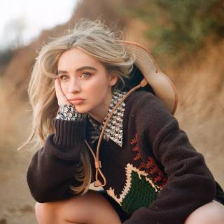 Sabrina Carpenter laptop wallpaper