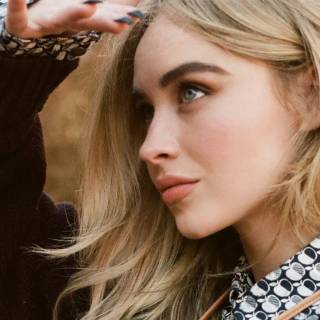 Sabrina Carpenter laptop wallpaper