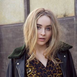 Sabrina Carpenter laptop wallpaper