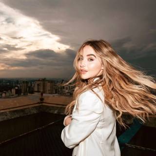 Sabrina Carpenter laptop wallpaper