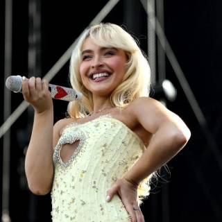 Sabrina Carpenter laptop wallpaper