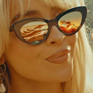 Sabrina Carpenter laptop wallpaper