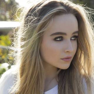 Sabrina Carpenter laptop wallpaper