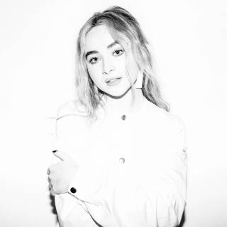 Sabrina Carpenter laptop wallpaper