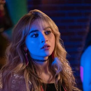 Sabrina Carpenter laptop wallpaper