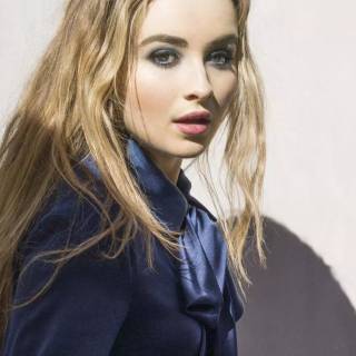 Sabrina Carpenter laptop wallpaper