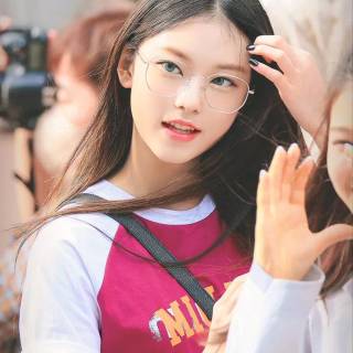 Haerin NewJeans wallpaper