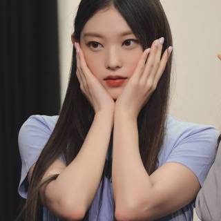 Haerin NewJeans wallpaper