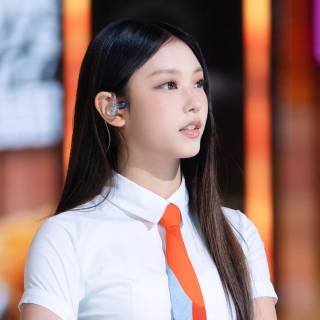 Haerin NewJeans wallpaper