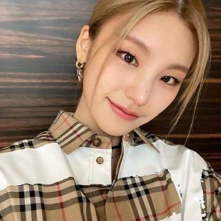 Yeji aesthetic wallpaper