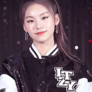 Yeji aesthetic wallpaper