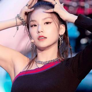 Yeji aesthetic wallpaper