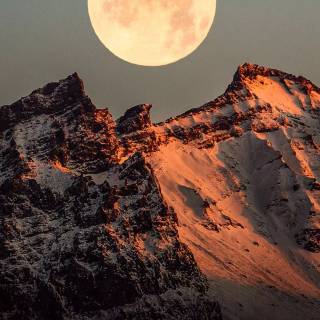 iPhone 7 Plus moon wallpaper