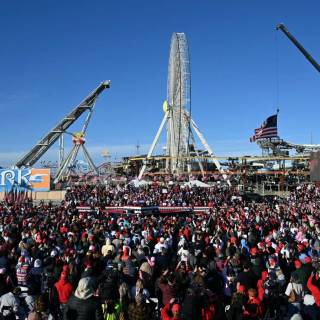 People crowd wallpaper