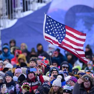 People crowd wallpaper