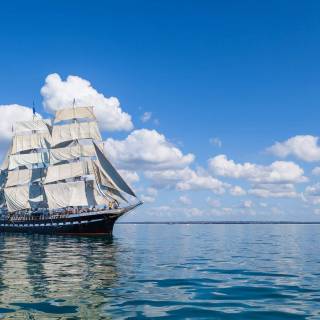 Desktop ship wallpaper