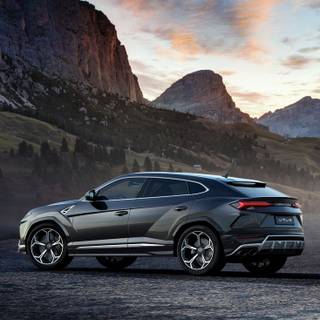 Lamborghini Urus mobile wallpaper