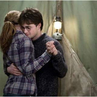 Hermione and Harry Potter kissing wallpaper