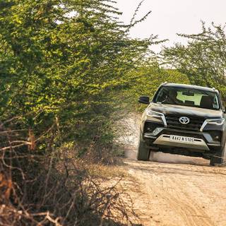 Fortuner Land Cruiser wallpaper