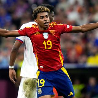 Lamine Yamal desktop wallpaper