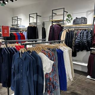 French Connection wallpaper