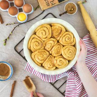 Cinnamon roll 4k wallpaper