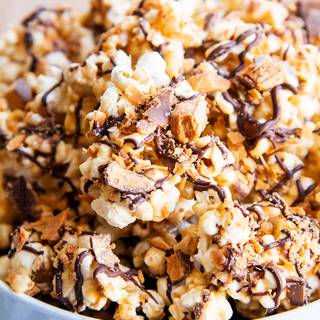 Popping popcorn wallpaper