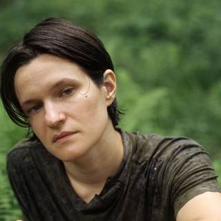 Adrianne Lenker computer wallpaper