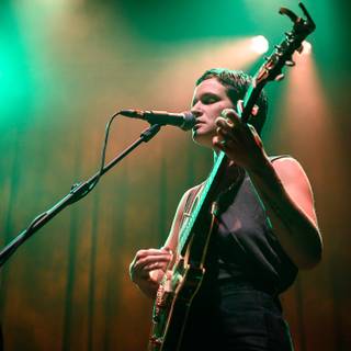 Adrianne Lenker computer wallpaper