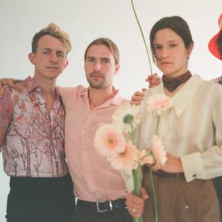 Adrianne Lenker computer wallpaper