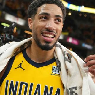 Tyrese Haliburton desktop wallpaper