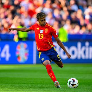 Lamine Yamal PC 4k wallpaper