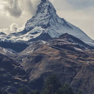 iPhone 13 mountain wallpaper