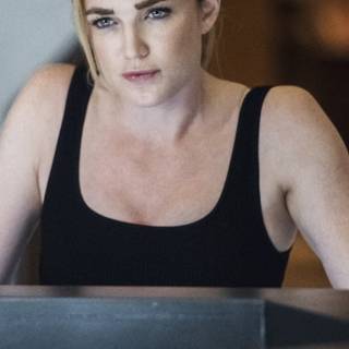 Caity Lotz iPhone wallpaper