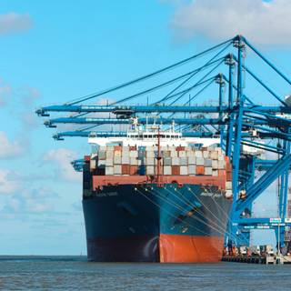 Shipping port wallpaper